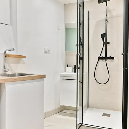 Small Air-conditioned - Pereire Apartment
