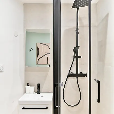 Small Air-conditioned - Pereire Apartment